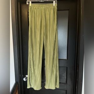 Women’s flowy pleated pants
